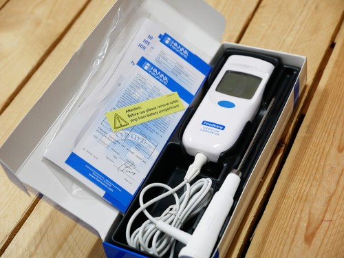 Waterproof HACCP-compliant thermometer