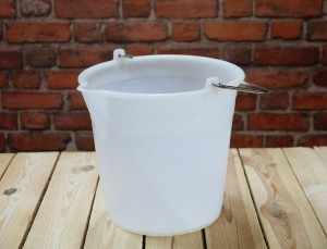 Milk bucket with spout and scale